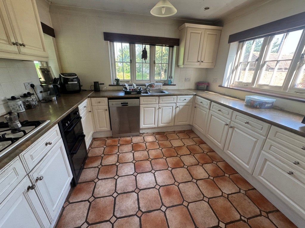 Lot: 144 - FREEHOLD DETACHED PERIOD FARMHOUSE, STUDIO APARTMENT OVER QUADRUPLE GARAGE - RESIDENTIAL INVESTMENT - Farmhouse - kitchen-breakfast room alternative 2